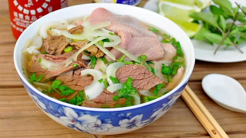 Phở bò nạc cung cấp khoảng 400–500 kcal và giàu protein tốt cho cơ thể.