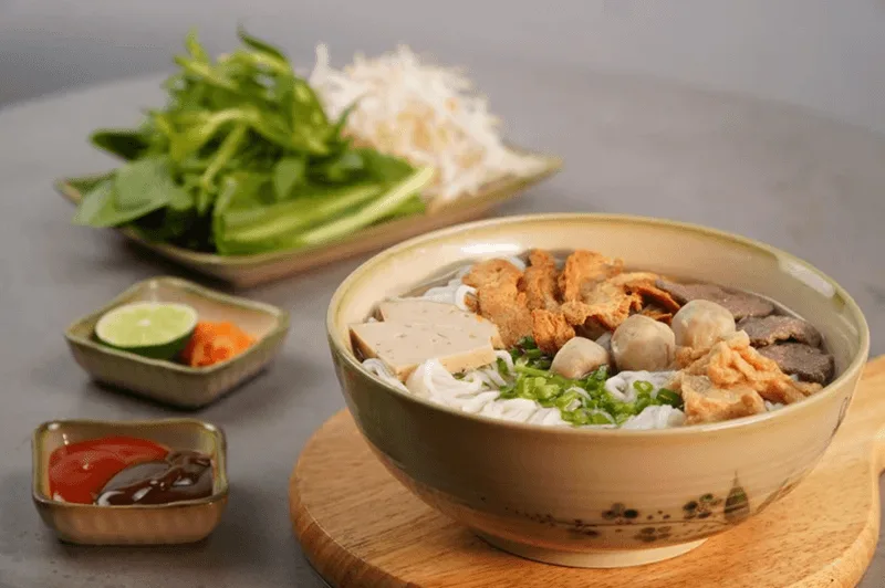 Phở gà ức bỏ da chỉ chứa khoảng 350–450 kcal, phù hợp để kiểm soát cân nặng.