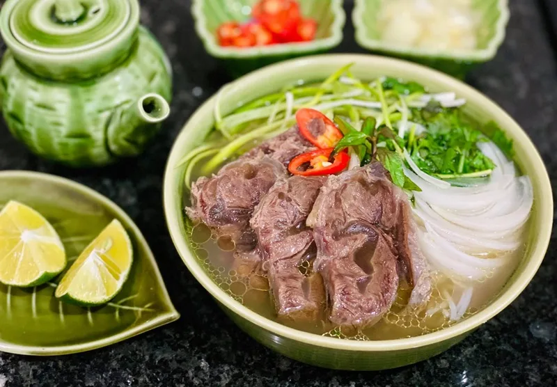 Lượng bánh phở và phần thịt mỡ quyết định trực tiếp đến tổng calo trong tô.