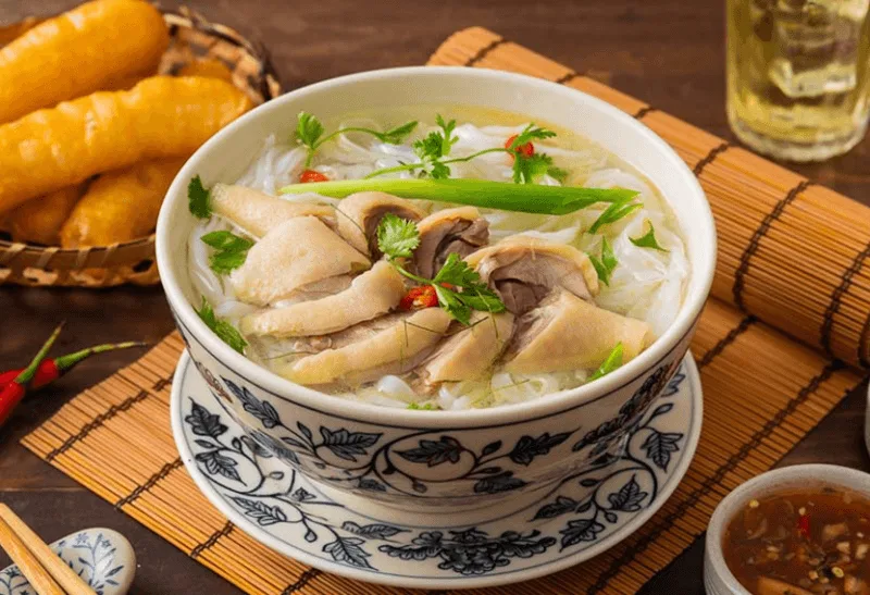 Một bát phở thông thường chứa trung bình từ 350–500 kcal.