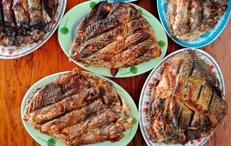 Pa pỉnh tộp – món cá suối gập nướng thơm lừng hương mắc khén đậm đà bản sắc người Thái.