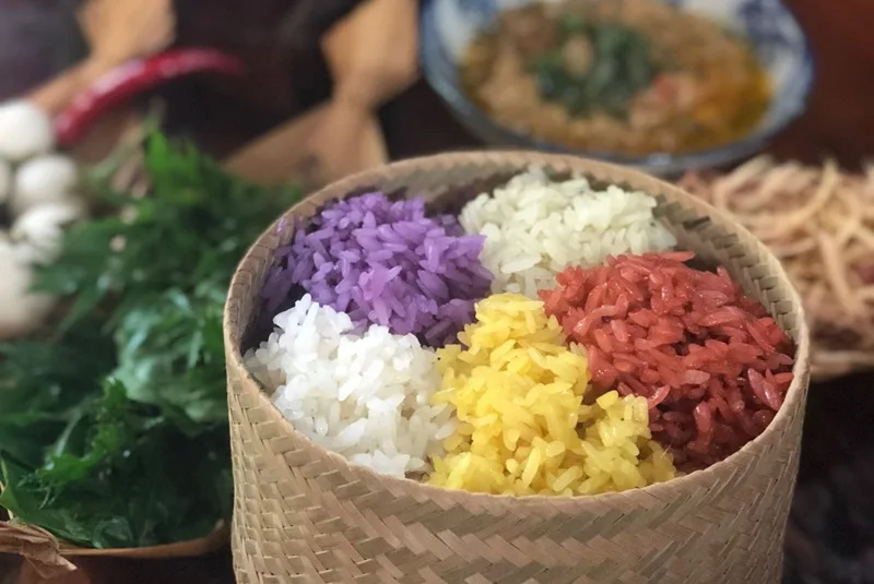 Xôi ngũ sắc được nhuộm màu từ lá cây rừng tự nhiên, mang trọn nét đẹp văn hóa vùng cao.