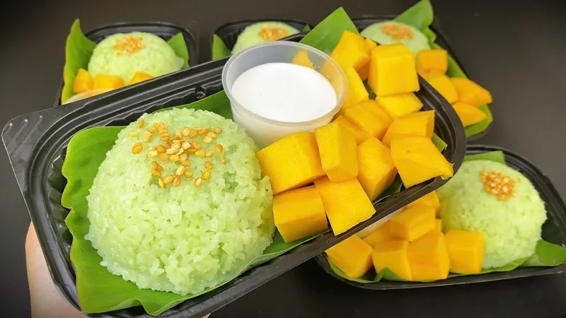 Xôi xoài dẻo thơm kết hợp cùng nước cốt dừa béo ngậy là món tráng miệng được du khách yêu thích.