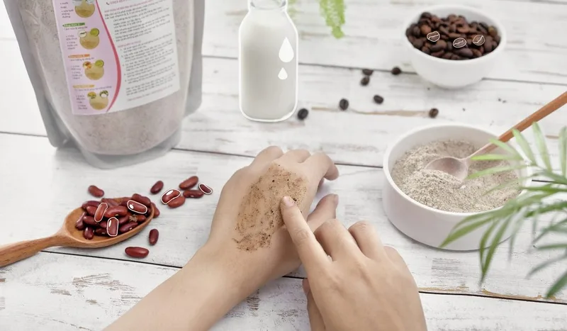 Hỗn hợp bột đậu đỏ kết hợp sữa tươi giúp làm mềm da và dưỡng ẩm nhẹ nhàng.