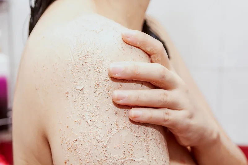 Thoa nhẹ nhàng lên da toàn thân, tránh chà xát mạnh gây đỏ rát.