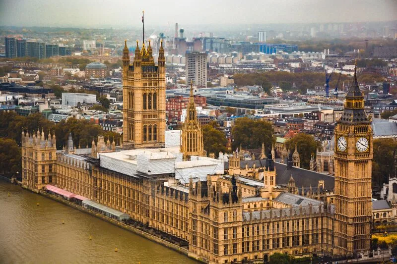 Toàn cảnh cung điện Westminster và tháp Big Ben nhìn từ Parliament Square.