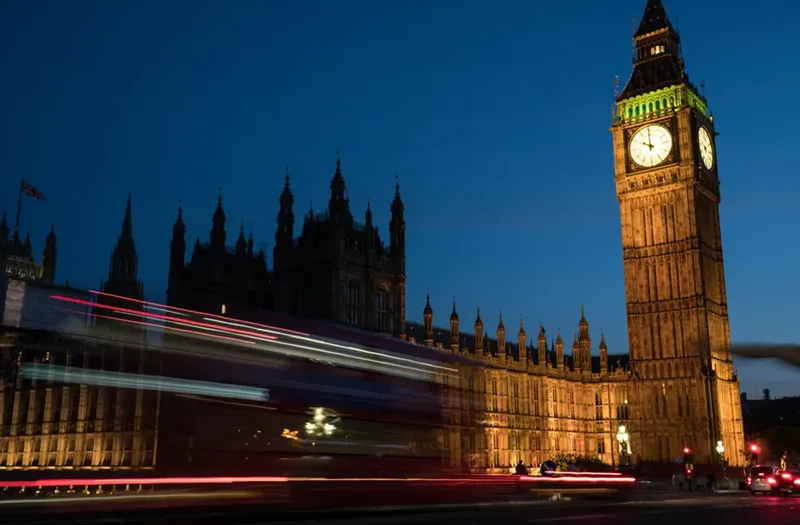 Khoảnh khắc tháp Big Ben lung linh huyền ảo khi thành phố lên đèn về đêm.