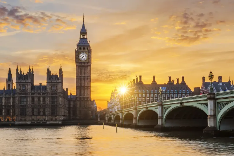 Vẻ đẹp nguy nga của tháp đồng hồ Big Ben bên dòng sông Thames lịch sử.